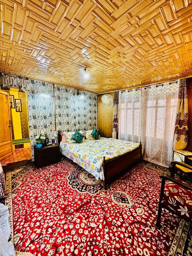 Houseboat New Retreat Group Bed & Breakfast Srinagar  Exterior photo