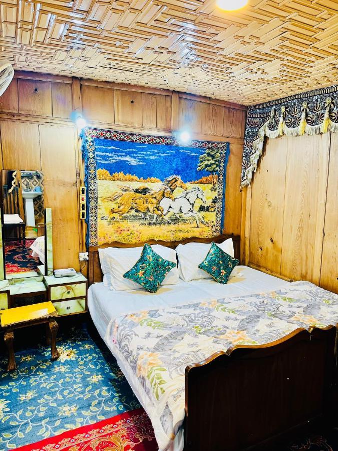 Houseboat New Retreat Group Bed & Breakfast Srinagar  Exterior photo