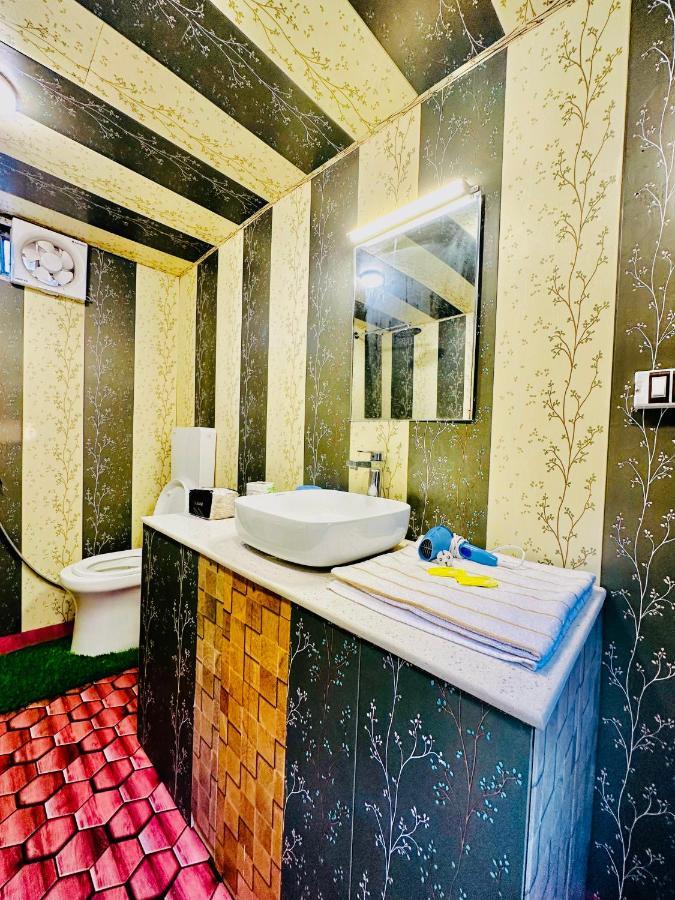 Houseboat New Retreat Group Bed & Breakfast Srinagar  Exterior photo