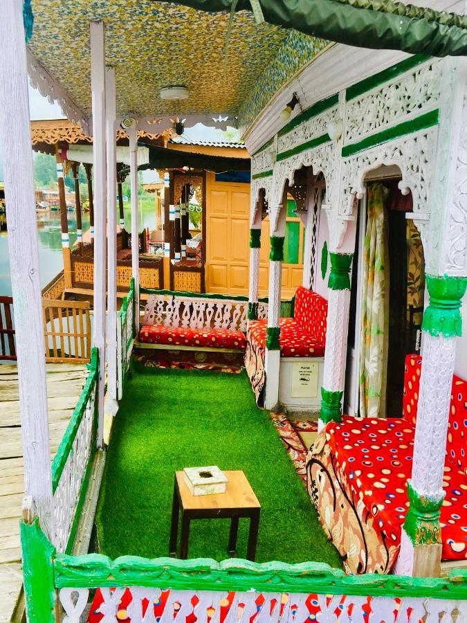 Houseboat New Retreat Group Bed & Breakfast Srinagar  Exterior photo