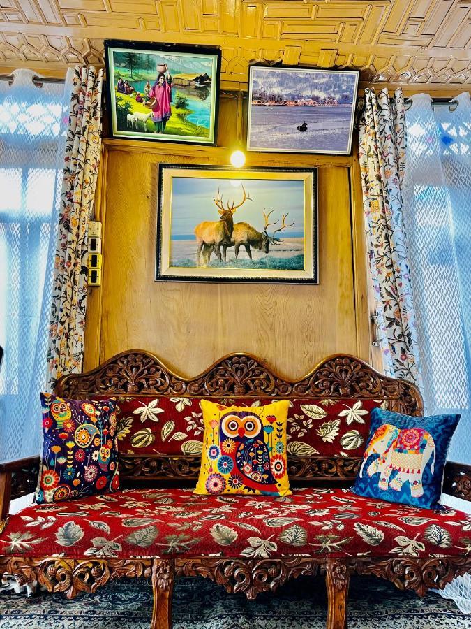 Houseboat New Retreat Group Bed & Breakfast Srinagar  Exterior photo