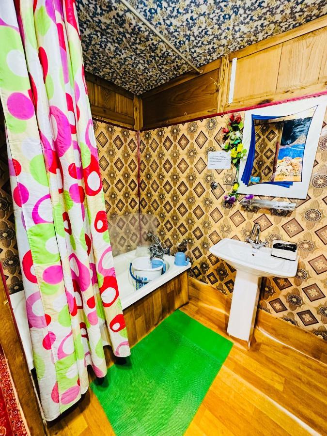 Houseboat New Retreat Group Bed & Breakfast Srinagar  Exterior photo