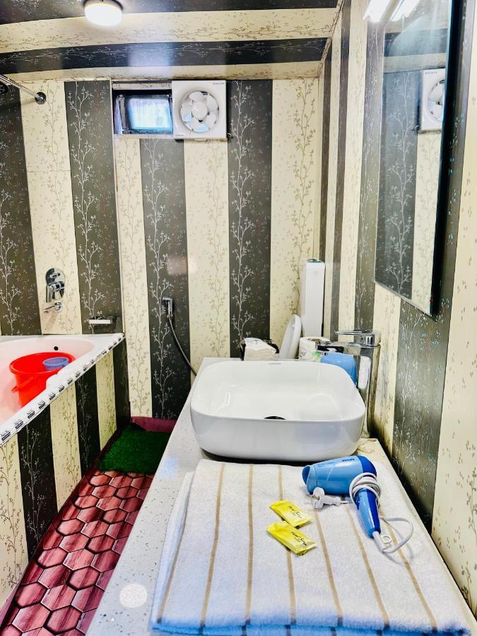 Houseboat New Retreat Group Bed & Breakfast Srinagar  Exterior photo