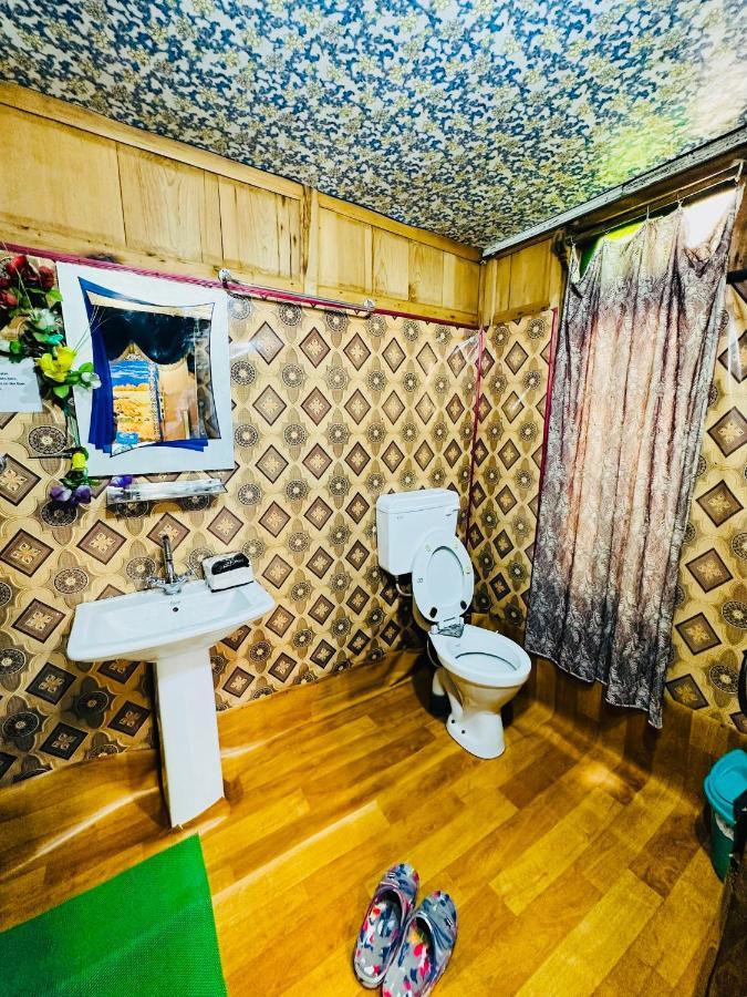 Houseboat New Retreat Group Bed & Breakfast Srinagar  Exterior photo