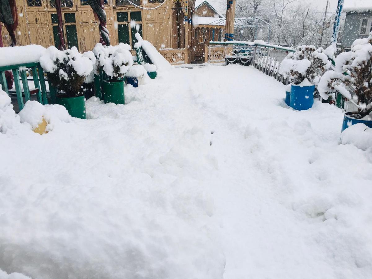 Houseboat New Retreat Group Bed & Breakfast Srinagar  Exterior photo