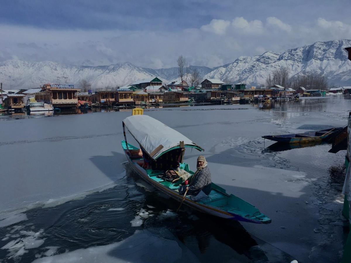Houseboat New Retreat Group Bed & Breakfast Srinagar  Exterior photo